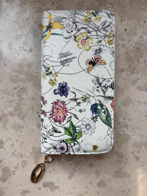 ženska z občutljivimi prsmi