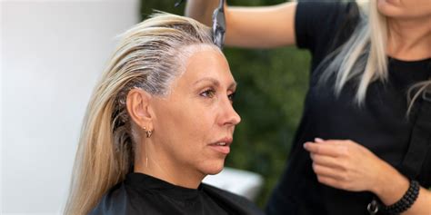 Nosečnica si predstavlja barvanje las