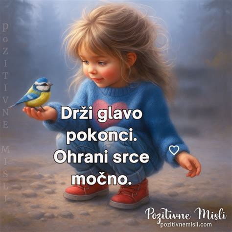 Novorojenček, ki drži glavo pokonci