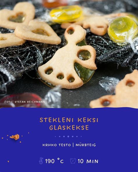 Slika prikazuje sveže pečene laktacijske piškote na pekaču, ki so lepo zlati.