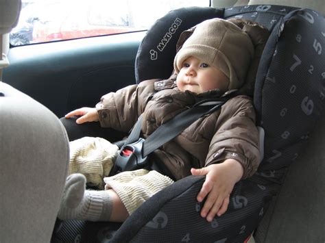 Otrok oblečen v več plasti oblačil