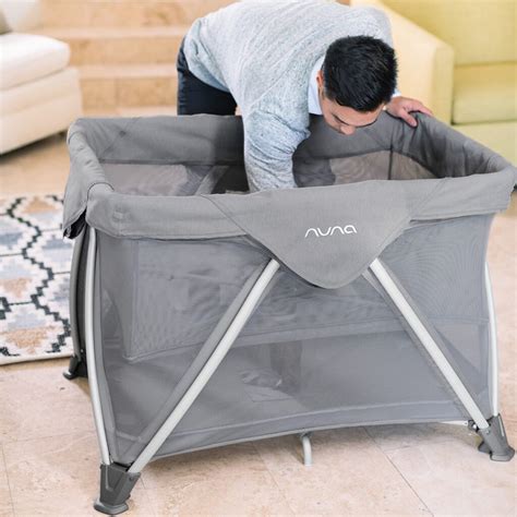 Ilustracija prenosne posteljice v zloženem stanju s transportno torbo