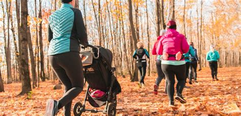 Ženska, ki se sprehaja po naravi z otroškim vozičkom