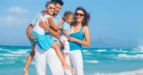 družina z dojenčkom na plaži