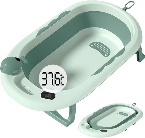 Starš preverja temperaturo vode v banjici s termometrom