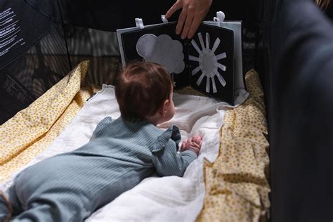 Dojenček na trebuhu, ki dviguje glavo