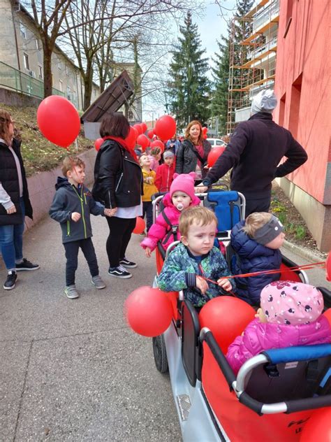 Otrok z rdečimi, vnetimi očmi