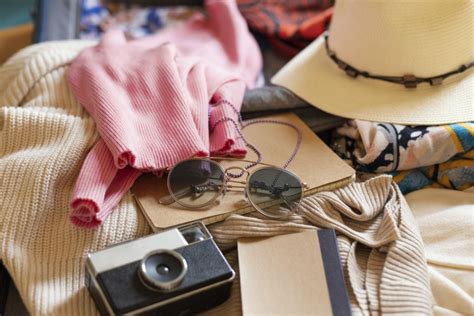 Oseba, ki pregleduje oblačila v second hand trgovini