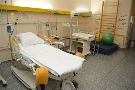 porodna soba z različnimi položaji za porod