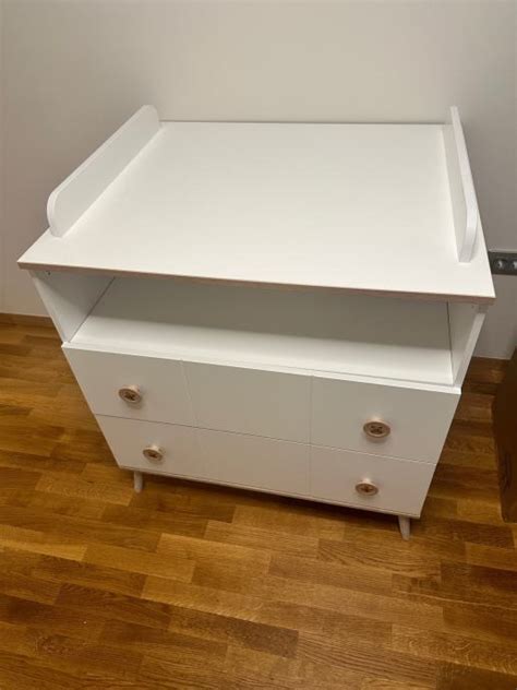 Otroška previjalna komoda v uporabi