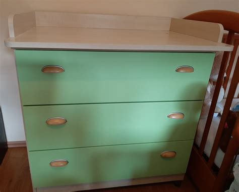 Previjalna komoda z montirano previjalno peno