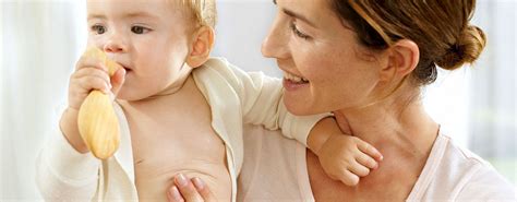 Mamica masira dojenčkov trebušček