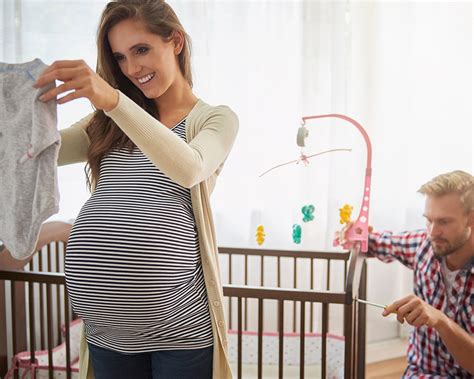 Nosečnica, ki drži dojenčka