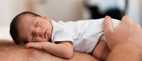 dojenček na trebuhu