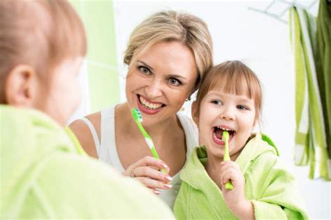 Umetnik ilustrira otroka s ščetko in zobno pasto