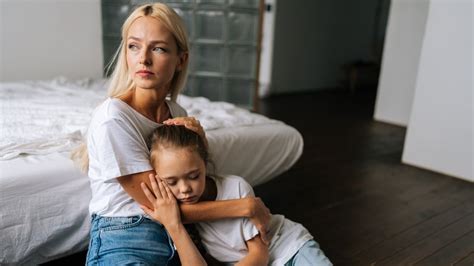 vzgojiteljica se pogovarja z otrokom