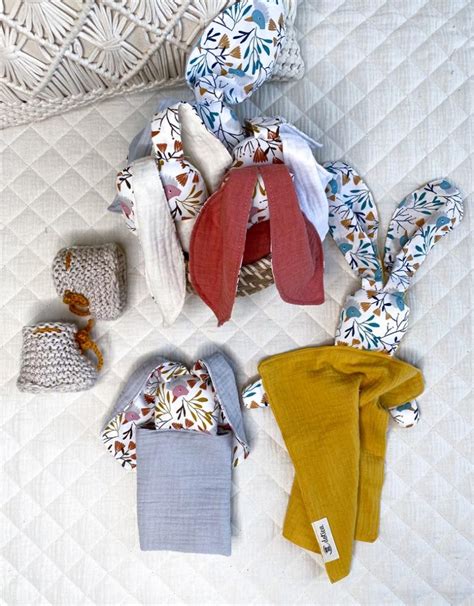 Nabor različnih daril za novorojenčke