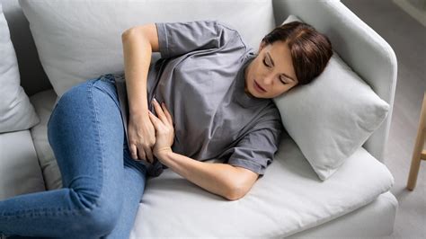 Simptomi slabosti in tiščanja v želodcu med nosečnostjo