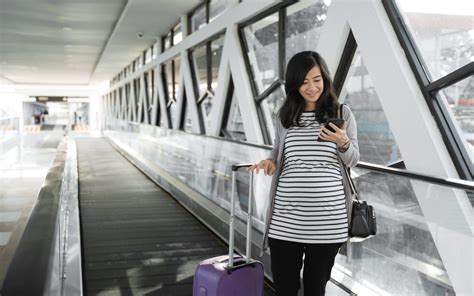 Simbolična slika nosečnice, ki razmišlja o potovanju