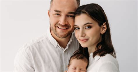 Srečen par z novorojenčkom