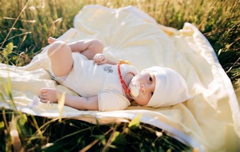 Novorojenček v mehki bombažni odejici