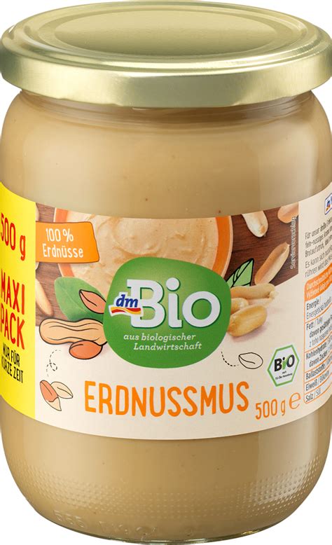 Dojenček, ki uživa arašidovo maslo