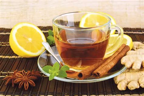 Svež ingver in skodelica ingverjevega čaja