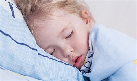 Ilustracija otroka z zamašenim nosom, ki diha skozi usta