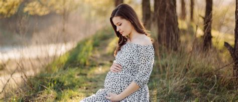 Ženska z dojenčkom po carskem rezu