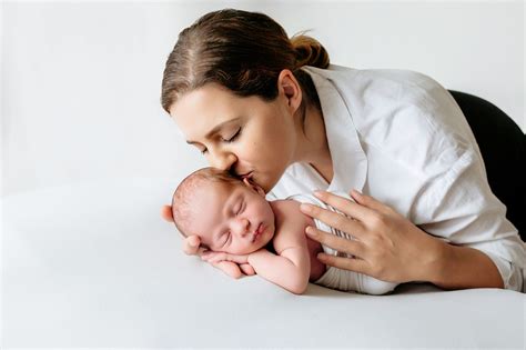 Mama in novorojenček med kožnim stikom