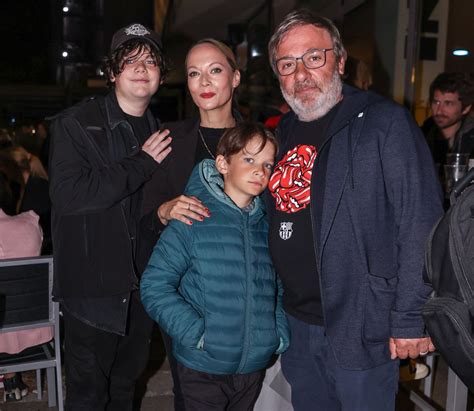 družina preživlja čas skupaj