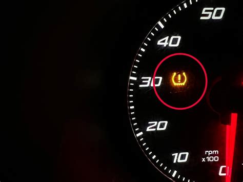 ilustracija nosečnice, ki se počuti udobno v avtomobilu