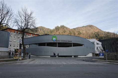 Zračni posnetek bolnišnice Jesenice z označenim heliportom