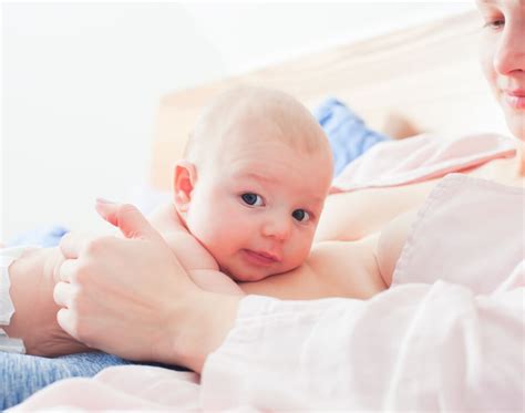 Mamica z novorojenčkom v objemu, stik koža na kožo