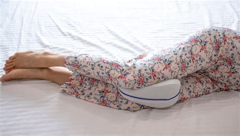 Ženska z blazino med nogami med spanjem