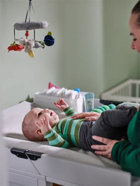 položaj dojenčka med kopanjem na boku