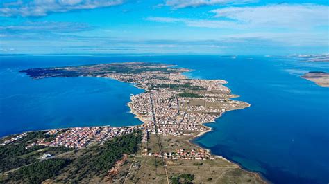 oseba na dopustu ob morju