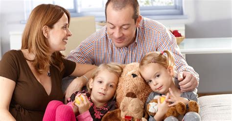 Simbolična upodobitev družine, ki pričakuje otroka