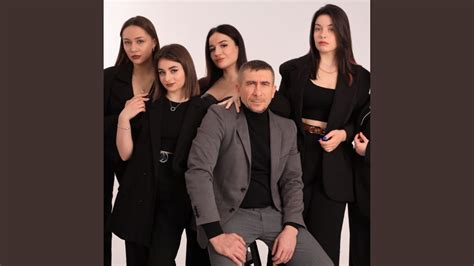 Ilustracija junakov Cici in Mici v objemu z dojenčkom