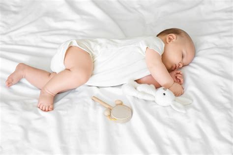 slika dojenčka, ki mirno spi v posteljici