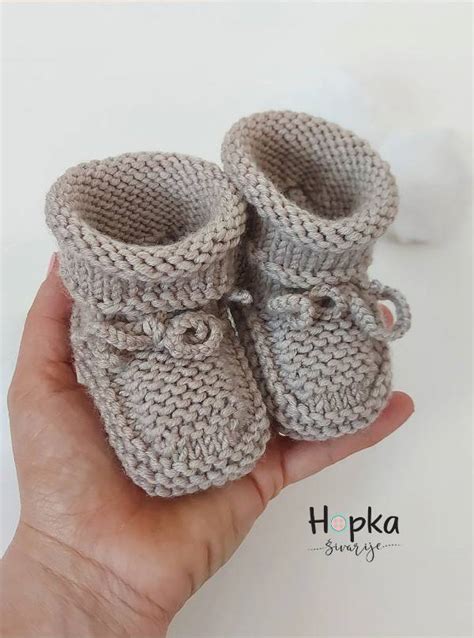 Ročno pleteni copatki za dojenčka