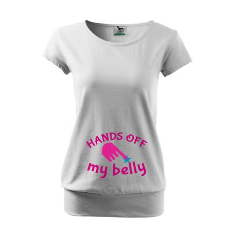 Ženska v udobni nosečniški majici