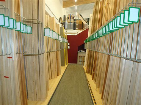 Različne vrste smetane na polici trgovine