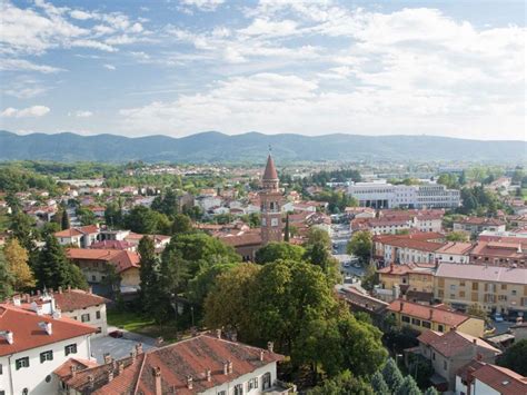 Zunanji pogled na porodnišnico Šempeter pri Gorici