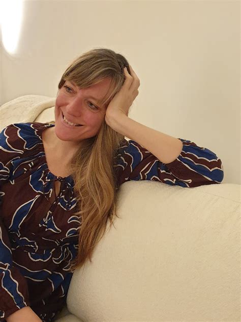 ilustracija družine, ki drži dojenčka