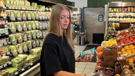 Nosečnica nakupuje v trgovini