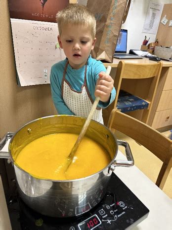 Otroci, ki pomagajo pri pripravi bučne juhe