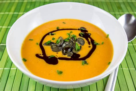 Bučna juha, okrašena z bučnimi semeni