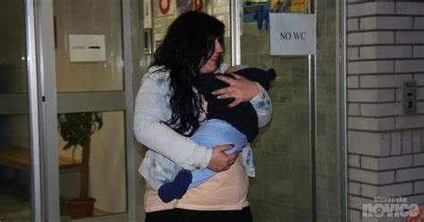 dojenček v naročju med hranjenjem