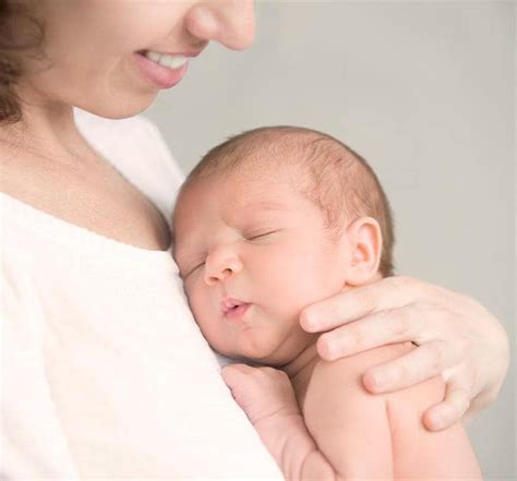 mlada mamica z dojenčkom na sprehodu